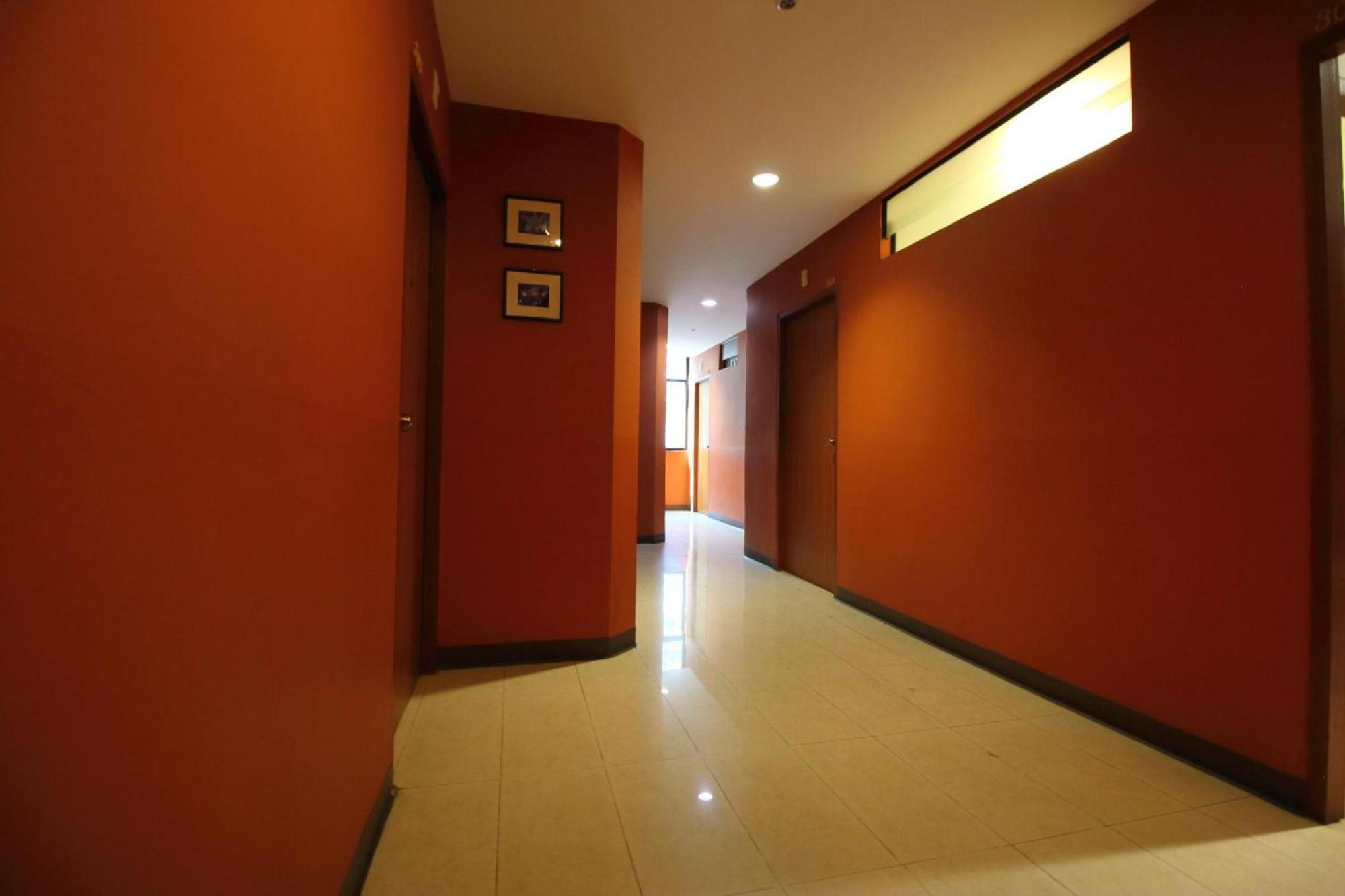 Super Oyo 484 Pannee Residence Khaosan Sha Plus Бангкок Екстер'єр фото
